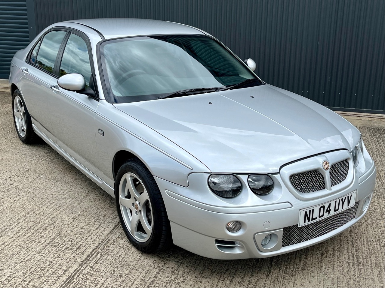 2004 MG ZT